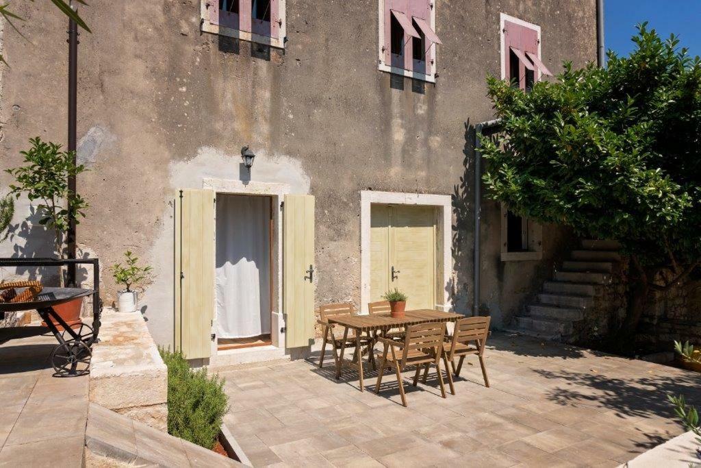 Old Town Studio And Apartment Врсар Экстерьер фото